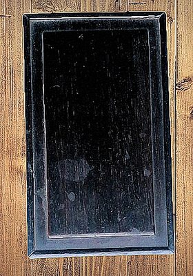 Der Behälter besteht aus dunklem Kaki-Holz